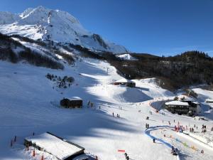 冬天的Le Skidoux 2*, au pied des pistes, vue montagne