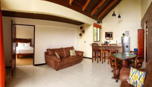 蒙泰韦尔德哥斯达黎加Green Forest Rustic Houses的客厅配有沙发和桌子