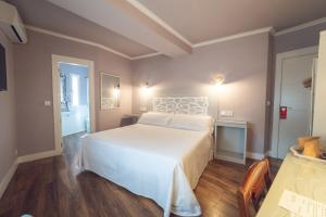 坎德莱达卡斯塔罗斯旅馆的卧室配有一张白色大床