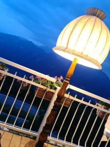 贝拉吉奥LOCANDA MIRABEAU的海景阳台上的灯