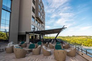 伊瓜苏Complexo Eco Cataratas Resort的酒店庭院设有椅子,大楼