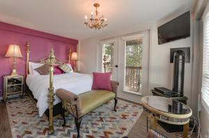 莱迪史密斯Raven Point Inn的一间卧室配有一张特大号床和吊灯。