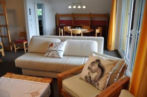 特雷芬Appartements Akzente的客厅配有沙发和桌子