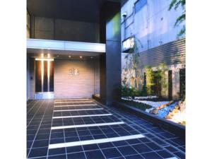 东京R&B Hotel Tokyo Toyocho - Vacation STAY 40492v的前面有一条瓷砖走道的建筑