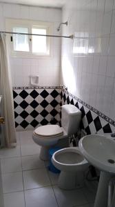 马尔多纳多Casa Azul的一间带卫生间和水槽的浴室