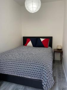 埃皮纳勒Épinal : superbe appartement en plein centre ville的一间卧室配有一张带黑白色棉被的床