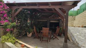 圭马尔Villa Cubas的庭院内带桌椅的木制凉亭