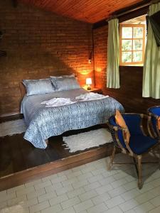 维奥康德马奥Chales Edelweiss的一间卧室配有一张床和一把椅子