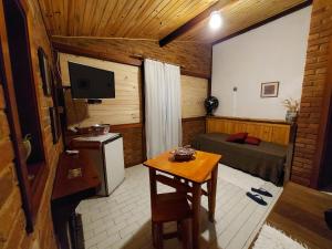 维奥康德马奥Chales Edelweiss的一个小客厅,配有一张小桌子和一台电视机