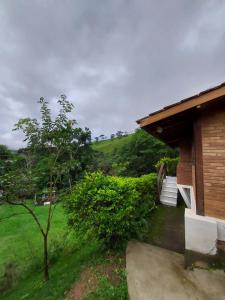 维奥康德马奥Chales Edelweiss的一座绿色山丘的房屋