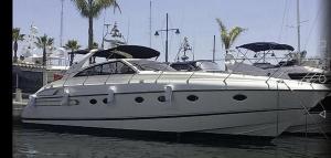 戛纳Yacht 17M Cannes Croisette Port Canto,3 Ch,clim,tv的一艘白船停靠在水中