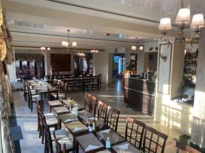 兰卡Hotel Restaurant Alessia的餐厅内带桌椅的用餐室