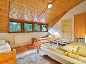斯克拉斯卡波伦巴Willa Nadin的一间带两张床的卧室,位于木天花板的房间