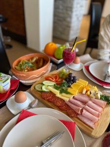 诺维萨德水族馆全景旅馆的桌子上放着一盘肉和蔬菜食品