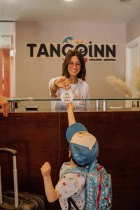 圣卡洛斯-德巴里洛切唐格因俱乐部酒店的小孩在女人面前举着标签