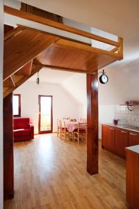 新梅斯托Vineyard Cottage Lustek的客厅配有红色的沙发和桌子