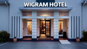 基督城Wigram Hotel的建筑前方有标志的酒店