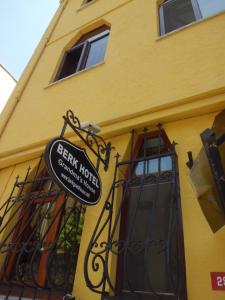 伊斯坦布尔Guest House - Grandma's House的黄色建筑一侧的标志