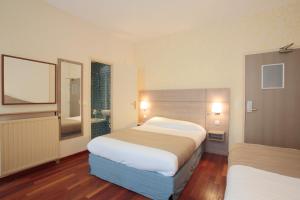 杜卢瓦雷大酒店客房内的一张或多张床位