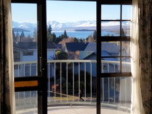 特卡波湖鱼篓屋住宿加早餐旅馆的山景窗户。