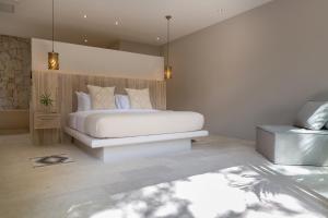 波普托Cielo Boutique Hotel & Spa Samui的卧室配有一张白色大床