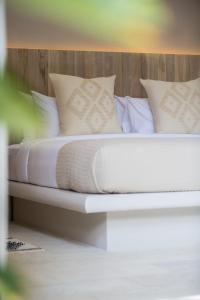 波普托Cielo Boutique Hotel & Spa Samui的一张带白色床单和枕头的床