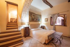 特雷维HOTEL TREVI Palazzo Natalini的一间卧室,卧室内设有床和楼梯