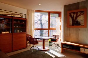 藤泽片濑珊瑚公寓的客厅配有桌椅和窗户。