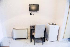 克雷马斯蒂瓦伦蒂诺酒店的桌子、椅子和墙上的电视