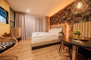 斯图加特Rioca Stuttgart Posto 4的酒店客房配有一张床铺和一张桌子。