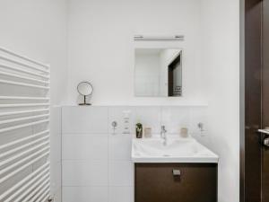 门兴格拉德巴赫limehome Mönchengladbach Fliethstraße的白色的浴室设有水槽和镜子