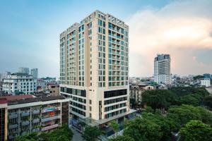 河内The Five Residences Hanoi的城市中心高大的白色建筑