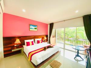 高兰Hatzanda Lanta Resort - SHA Extra Plus的一间卧室设有一张红色墙壁的大床
