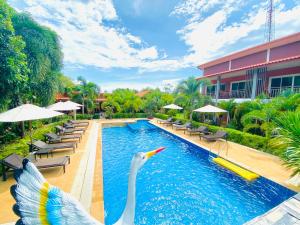 高兰Hatzanda Lanta Resort - SHA Extra Plus的游泳池畔的水中天鹅