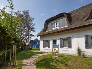 布雷格Ferienhaus Wellenläufer的白色房子,有 ⁇ 帽屋顶