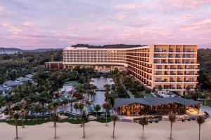 富国Crowne Plaza Phu Quoc Starbay, an IHG Hotel的享有酒店和度假村的空中景致