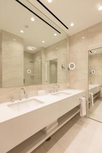 米兰Hotel Morfeo的一间带两个盥洗盆和大镜子的浴室