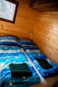 布拉格Houseboat Bonanza Prague的小屋内的小房间,配有一张床