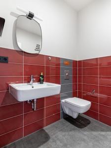 莱比锡limehome Leipzig Oelßner's Hof的浴室配有白色水槽和卫生间。