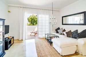 马贝拉AP165 - Contemporary Scandinavian Style Apartment的客厅配有白色的沙发和桌子