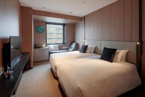 横滨横滨东急REI酒店(Yokohama Tokyu REI Hotel) 的酒店客房设有两张床和电视。