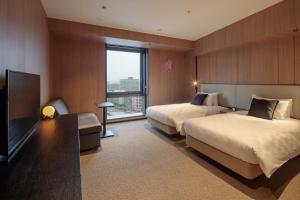 横滨横滨东急REI酒店(Yokohama Tokyu REI Hotel) 的酒店客房设有两张床和一台平面电视。