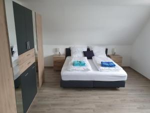 温特贝格Ferienhaus Trudi的一间卧室配有带白色床单和蓝色枕头的床。