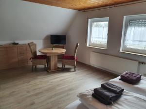 温特贝格Ferienhaus Trudi的客房设有两张床、一张桌子和电视。