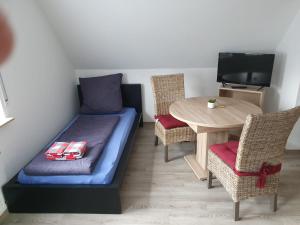 温特贝格Ferienhaus Trudi的客房设有一张床和一张桌子及椅子