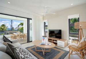康隆尼角Nautilya Apartment by LOV的客厅配有沙发和桌子