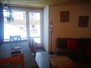 蒂涅Great 8-pax ski-in ski-out apartment in Tignes Val Claret的客厅配有桌子和沙发