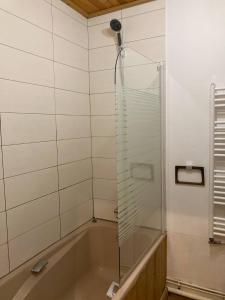 蒂涅Great 8-pax ski-in ski-out apartment in Tignes Val Claret的浴室设有带玻璃淋浴的浴缸