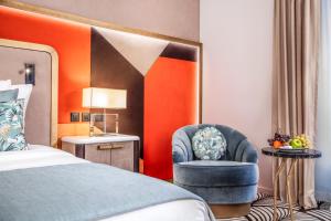 日内瓦布里斯托尔酒店的酒店客房,配有一张床和两把椅子