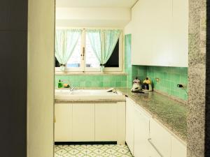 马西亚娜马里纳Villa LO SCHIOPPO vista mare的厨房设有水槽和窗户。